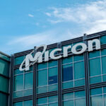 Micron शेयर ने एक साल में दिया 700% रिटर्न: अब खरीदें या इंतजार करें? भारतीय निवेशकों के लिए क्या है सही रणनीति